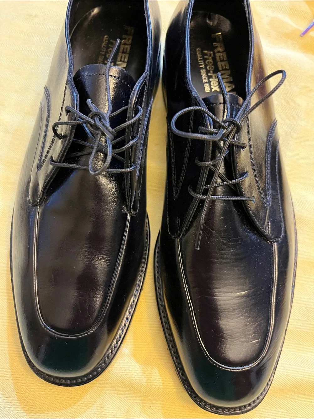 FREEMAN FREE -FLEX Classic Black Leather Derby Shoes for Men.